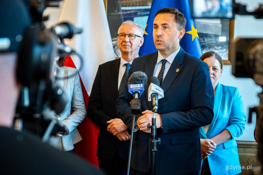 Konferencja prasowa w Pomorskim Urzędzie Wojewódzkim dotycząca podpisania listu intencyjnego – przemawia zastępca prezydent Gdańśka Piotr Borawski (fot. Kamil Złoch)