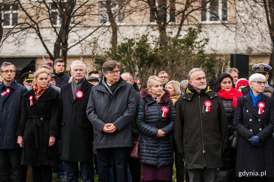 W uroczystościach przed pomnikiem Polski Morskiej wzięli udział parlamentarzyści i samorządowcy. Od prawej: Joanna Zielińska - przewodnicząca Rady Miasta Gdyni, prezydent Wojciech Szczurek, radna Elżbieta Sierżęga, poseł Tadeusz Aziewicz, senator Sławomir Rybicki, posłanka Barbara Nowacka i poseł Marek Rutka // fot. Karol Stańczak