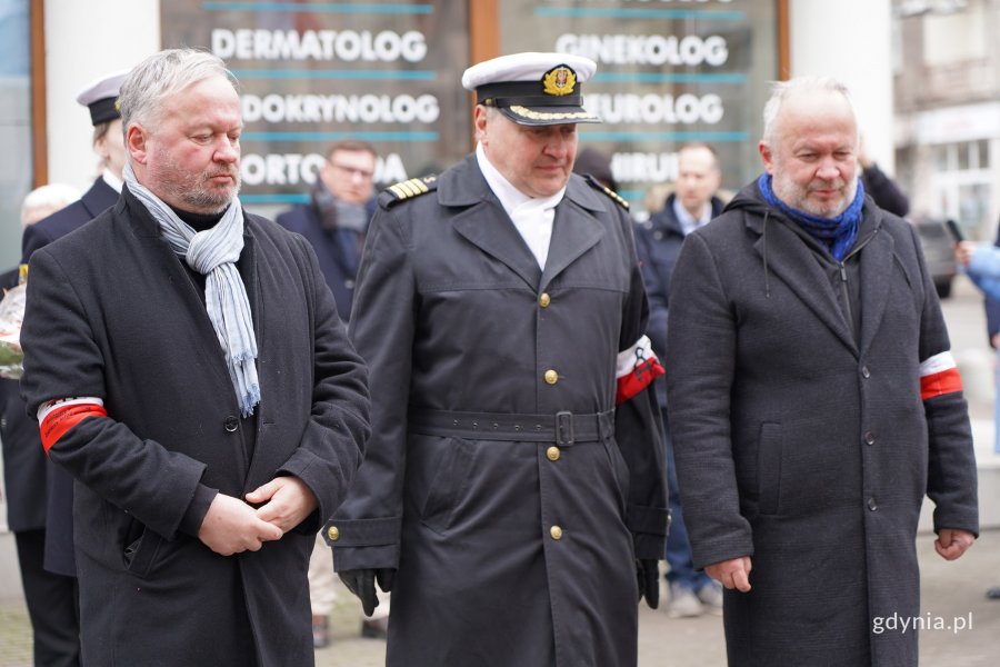 Na zdjęciu trzech członk&oacute;w gdyńskiego koła Światowego Związku Żołnierzy Armii Krajowej 