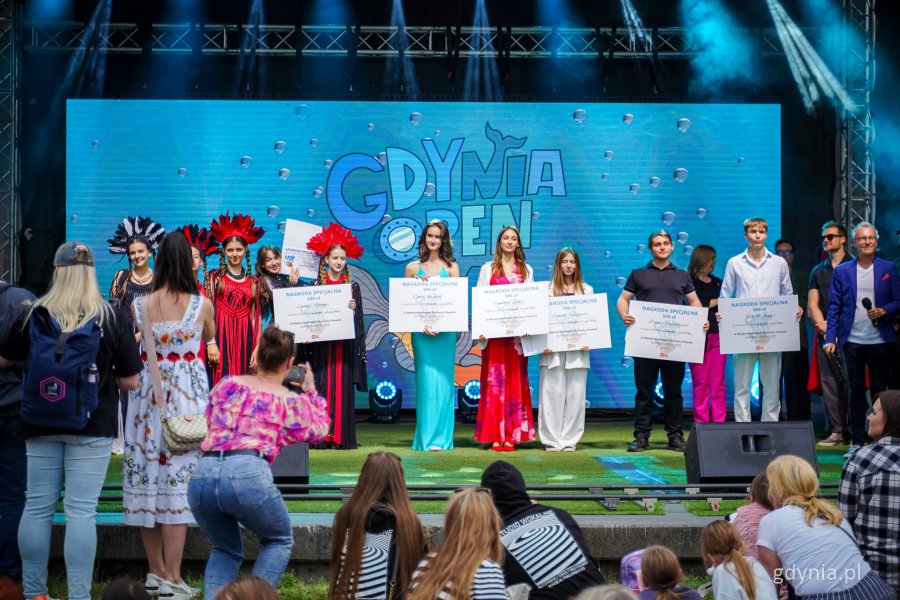 Nagradzani i wyróżniani uczestnicy Międzynarodowego Festiwalu Piosenki Gdynia Open (fot. Kamil Złoch)
