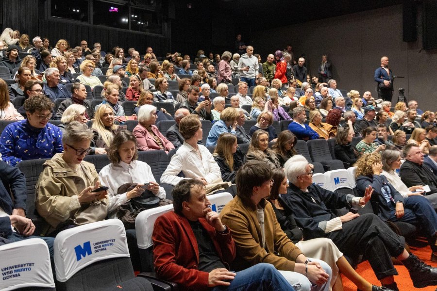 Widzowie i goście zebrani w sali Warszawa podczas gali otwarcia 23. Millennium Docs Against Gravity. Wśr&oacute;d nich m.in. radna miasta Joanna Zielińska  (fot. Anna Rezulak)