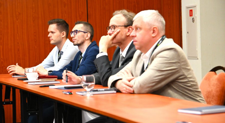 Osoby siedzące za stołem
