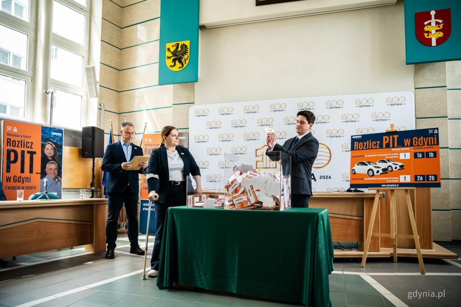 Prezydent Gdyni Aleksandra Kosiorek i Piotr Pisarek &ndash; członek komisji nadzoru loterii z firmy Gratifica podczas losowania nagr&oacute;d w loterii &bdquo;Rozlicz PIT w Gdyni&rdquo; 