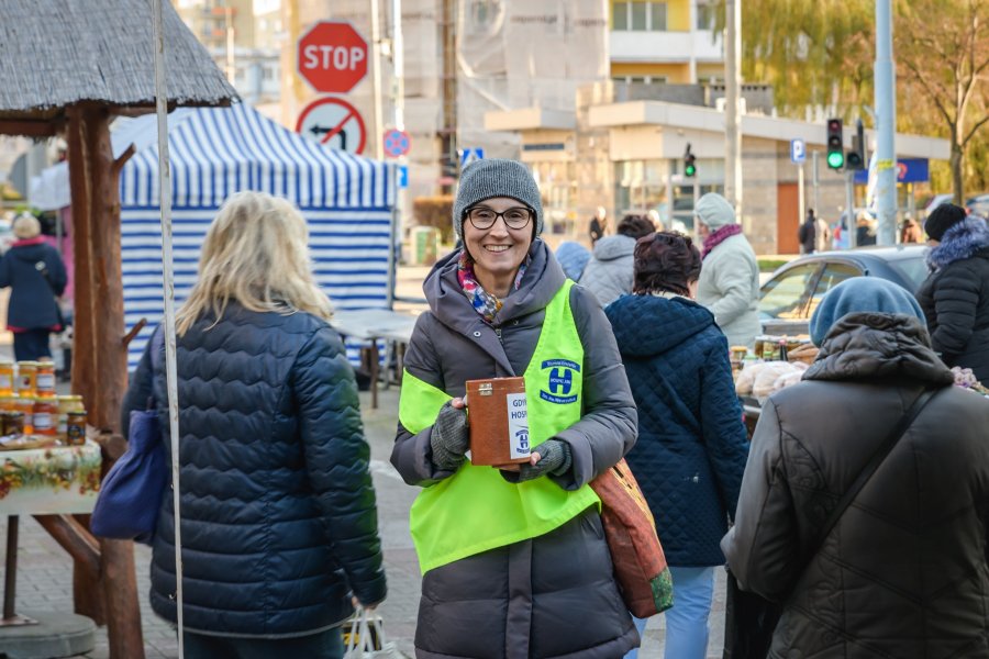 Międzydzielnicowe wsparcie dla „Bursztynowej Przystani”, kwesta na Hali Targowej w Gdyni, wolontariuszka Ola Hołomej, radna dzielnicy Grabówek, fot. Dzielnice #wgdyni