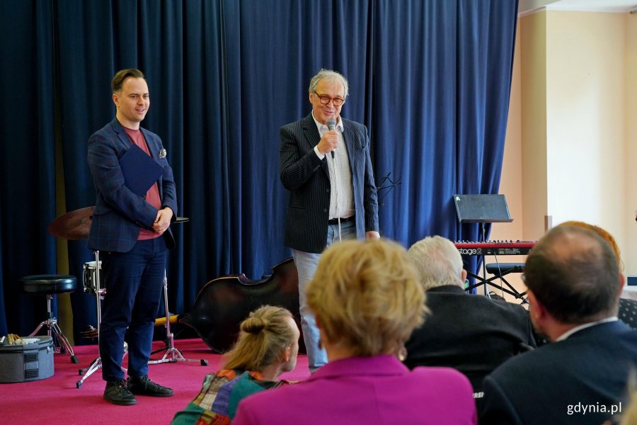 Piotr Majewski &ndash; przewodniczący Polskiego Stowarzyszenia Jazzowego i prowadzący wydarzenie Kamil Wicik podczas uroczystości z okazji 91. urodzin Przemysława Dyakowskiego