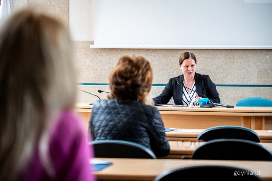 Podpisanie umów na dotacje na rowery elektryczne w Urzędzie Miasta Gdyni – prezydent Gdyni Aleksandra Kosiorek (fot. Kamil Złoch)