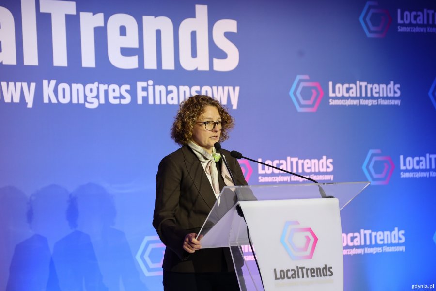 Magdalena Czarzyńska-Jachim, prezydent Sopotu na scenie przy mikrofonie