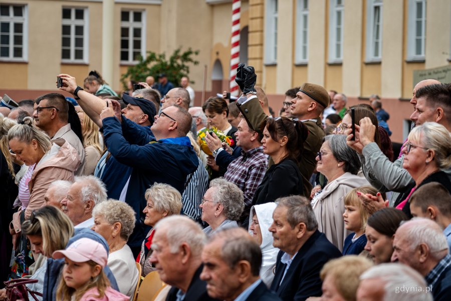 Uroczystość promocji na stopnie oficerskie dla absolwentów kursów oficerskich na Akademii Marynarki Wojennej w Gdyni (fot. Kamil Złoch)