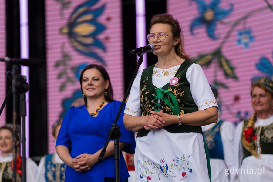 Na scenie m.in. prezydent Aleksandra Kosiorek i Bożena Ugowska, prezes Zrzeszenia Kaszubsko-Pomorskiego