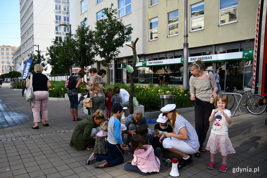27 czerwca odbyło się pierwsze spotkanie z cyklu „Chodźcie na plac Kaszubski” skierowane do dzieci, młodzieży i dorosłych // fot. Michał Puszczewicz