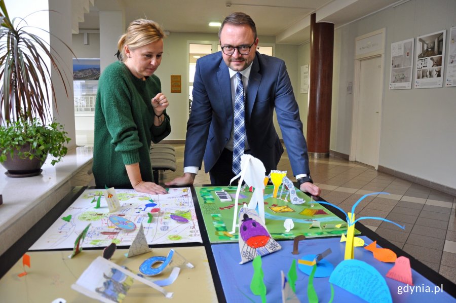 Marek Łucyk, wiceprezydent Gdyni ds. rozwoju i Beata Szadziul - naczelnik Wydziału Polityki Rodzinnej Urzędu Miasta Gdyni omawiają projekty uczniów // fot. Magdalena Czernek