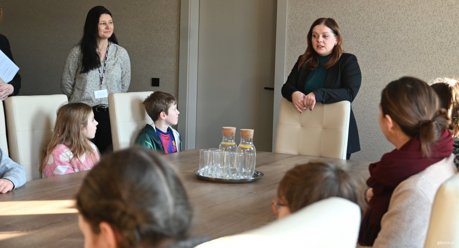 Dzieci i dwie kobiety w sali spotkań