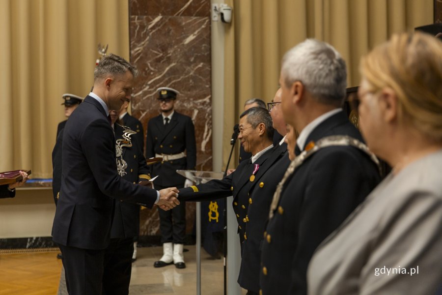 Arkadiusz Marchewka, sekretarz stanu w Ministerstwie Infrastruktury, wręczający odznaczenia pracownikom Uniwersytetu Morskiego