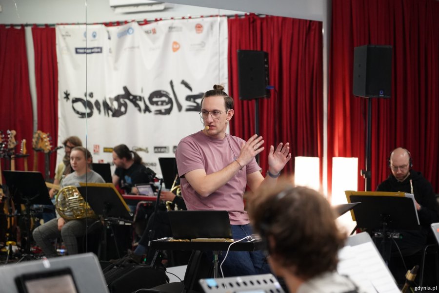 Jan Stokłosa podczas pr&oacute;by w warszawskim studiu nagrań