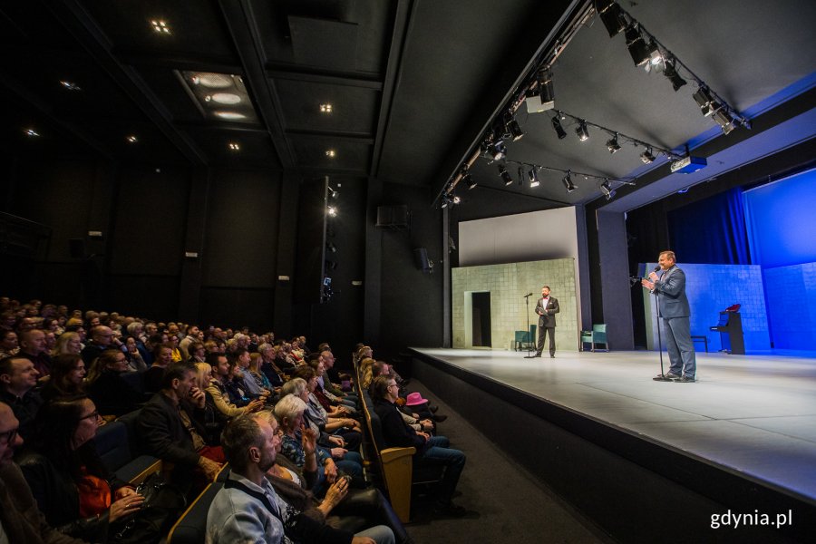 Marek Łucyk, wiceprezydent Gdyni przemawia do zgromadzonych w Teatrze Miejskim podczas gali wręczenia nagród z okazji Międzynarodowego Dnia Teatru // fot. Karol Stańczak