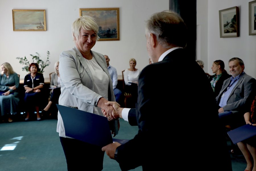 Prezydent Wojciech Szczurek wręcza nominację - uroczyste wręczenie nominacji dla kadry kierowniczej nowej struktury pionu skarbnika w Urzędzie Miasta Gdyni / fot. Paweł Marszałkowski