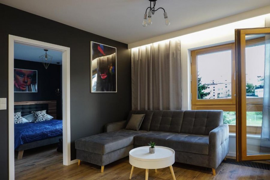 Salon z wyjściem na balkon w obiekcie Awanport B21