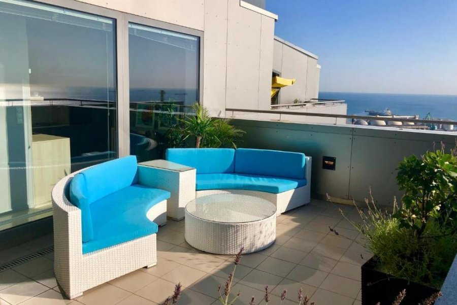 Taras z widokiem na morze w obiekcie Sea Towers Penthouse 28-29 two-floors sea view panoramic terrace