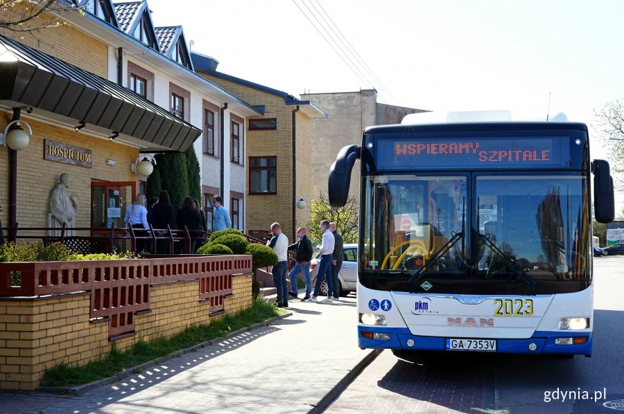 Pracownicy PKM dostarczyli przyłbice dla Hospicjum w Gdyni, fot. Kamil Złoch
