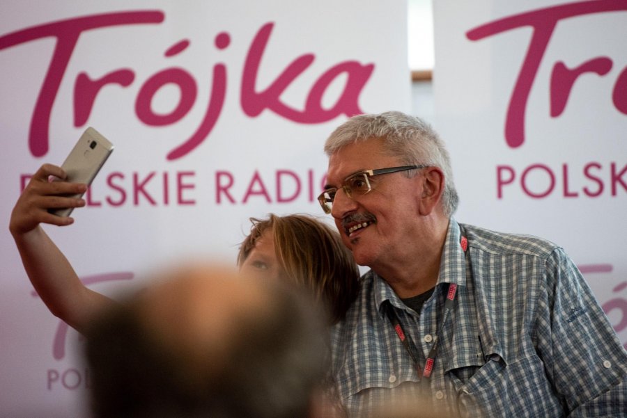 Marek Niedźwiecki - plenerowe studia Polskiego Radia nadają z Gdyni przed „Lato z Radiem Festiwal”, fot. Dawid Linkowski