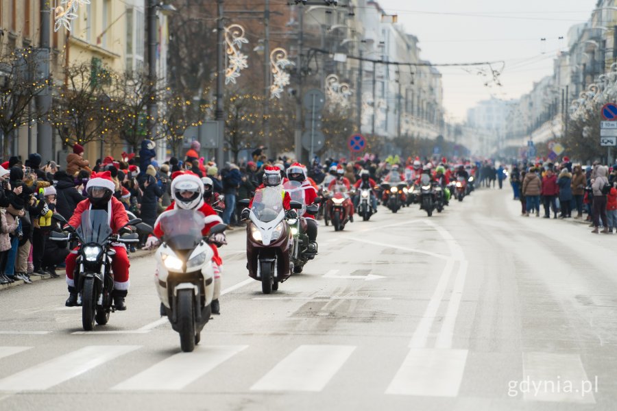 Przejazd przez Gdynię w ramach 23. edycji akcji &bdquo;Mikołaje na motocyklach&rdquo; (fot. Paweł Budziński)Przejazd przez Gdynię w ramach 23. edycji akcji &bdquo;Mikołaje na motocyklach&rdquo; (fot. Paweł Budziński)
