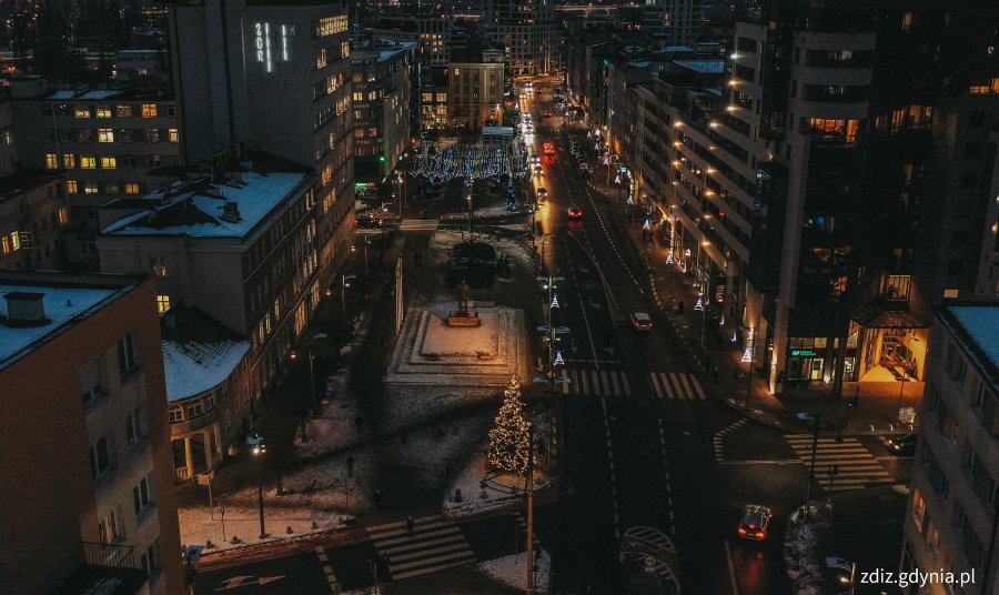 świąteczne iluminacje w mieście, widok z góry, ruch uliczny