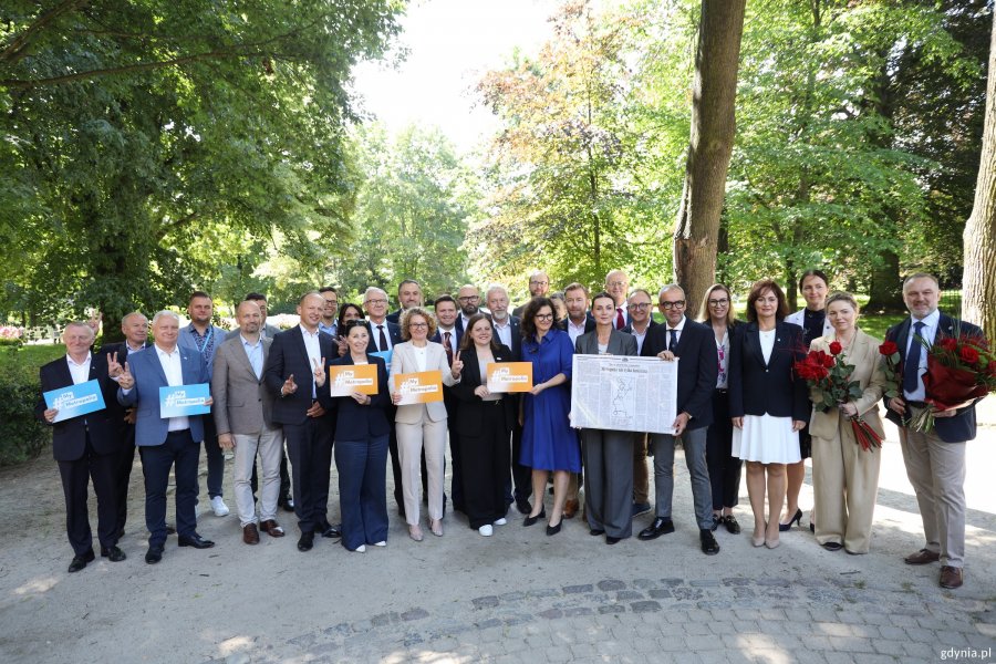 Na zdjęciu uczestnicy konferencji, a wśr&oacute;d nich m.in.: prezydentka Sopotu Magdalena Czarzyńska-Jachim, prezydent Gdyni Aleksandra Kosiorek, wiceprezydent Gdyni Tomasz Augustyniak, burmistrz Żukowa Mariola Zmudzińska, w&oacute;jt Kosakowa Eunika Niemc, prezydent Gdańska Aleksandra Dulkiewicz, wojewoda pomorska Beata Rutkiewicz, prezydent Wejherowa Krzysztof Hildebrandt i Marcin Kaczmarek, starosta powiatu wejherowskiego