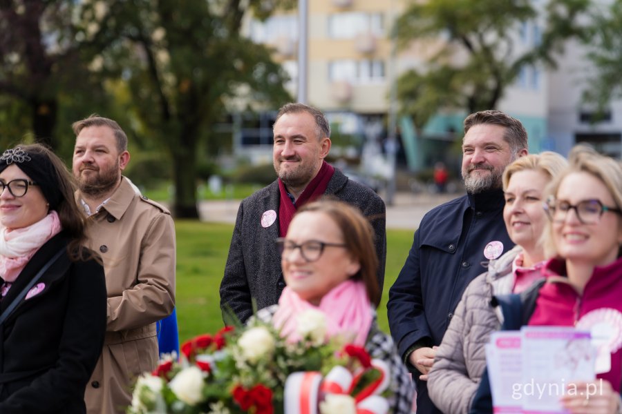 Od lewej: posłanka Wioleta Tomczak, radny miasta Łukasz Strzałkowski, wiceprezydent Gdyni Tomasz Augustyniak, Tadeusz Szemiot – przewodniczący Rady Miasta Gdyni oraz radne miasta Beata Zastawna i Agnieszka Tokarska podczas Marszu Różowej Wstążki 
