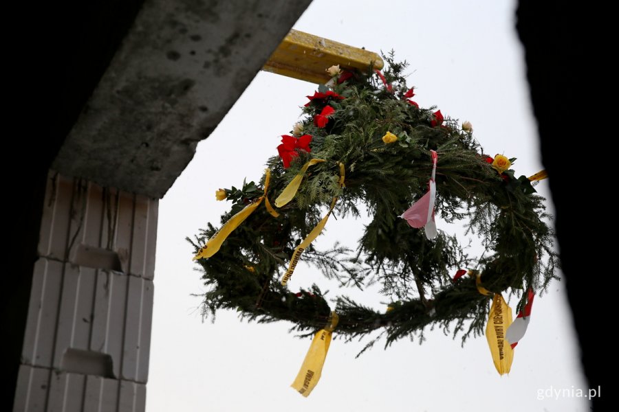 Dziś na budowie dziennego ośrodka opieki wytchnieniowej zawisła wiecha, która zawsze zwiastuje przełom i każe wypatrywać finału inwestycji//fot. Przemysław Kozłowski