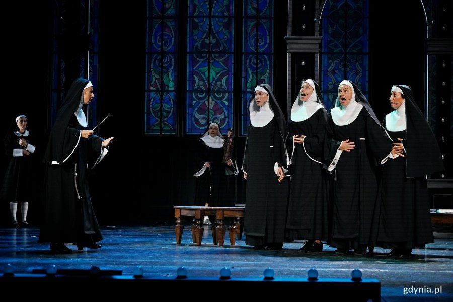 Zdjęcie z pr&oacute;by medialnej spektaklu &bdquo;Zakonnica w przebraniu&rdquo; w Teatrze Muzycznym w Gdyni. Scena zbiorowa 