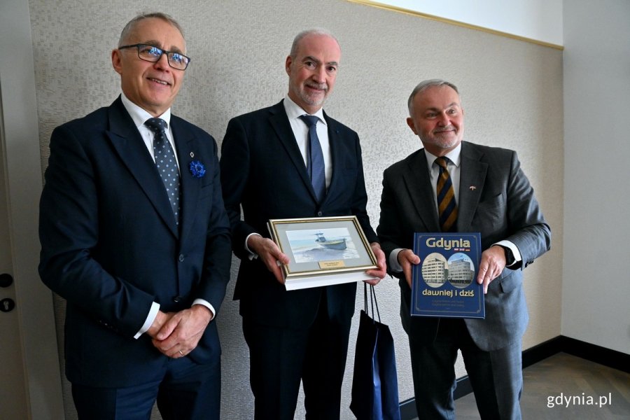 Od prawej: Prezydent Gdyni Wojciech Szczurek, Etienne de Poncins - ambasador Francji w Polsce i Alain Mompert - konsul honorowy Francji na Pomorzu podczas spotkania w Urzędzie Miasta Gdyni 