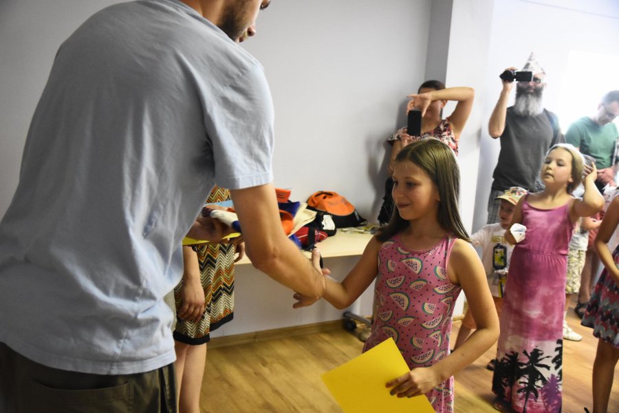 Kolorowy mural zdobi już ścianę w centrum sąsiedzkim Przystani Lipowa 15. Pracowało nad nim około 30 dzieci, fot. Jan Ziarnicki.