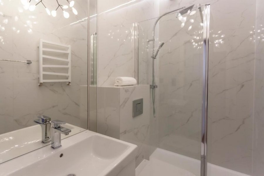 Łazienka w jednym z apartament&oacute;w w obiekcie Apartamenty przy Plaży Klif