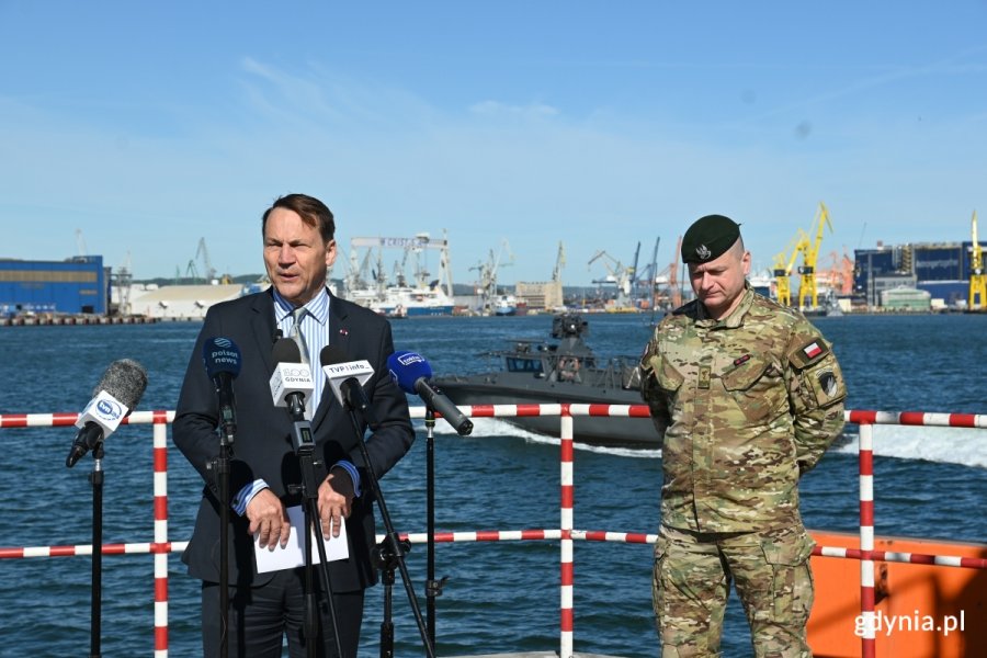 Przemawia Radosław Sikorski, minister spraw zgranicznych. Obok gen. dyw. Michał Strzelecki, dow&oacute;dca Komponentu Wojsk Specjalnych (fot. Łukasz Kamasz)