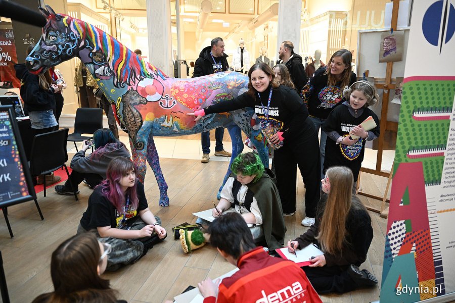 Prezydent Gdyni Aleksandra Kosiorek i radna Natalia Kłopotek-Gł&oacute;wczewska oraz uczniowie Państwowego Liceum Sztuk Plastycznych w Gdyni przy gdyńskim koniu wystawionym na licytację