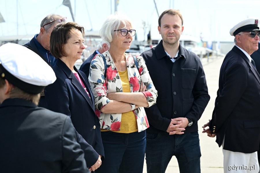 W uroczystości odsłonięcia tablicy pamiątkowej poświęconej Piotrowi i Mieczysławowi Ejsmontom w alei Żeglarstwa Polskiego wzięli udział radni miasta (od lewej): Larysa Kramin, Joanna Zielińska i Norbert Anisowicz 