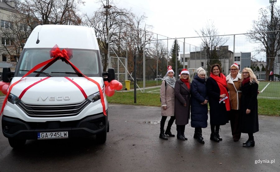 Na zdjęciu (od lewej) m.in.: dyrektorka ZSS 17 Jolanta Tomporowska, naczelniczka Wydziału Edukacji Iwona Tanewska, była radna Anna Myszka, kierownik Referatu Organizacji Szkół Marta Andrzejewska (fot. Sławomir Okoń)