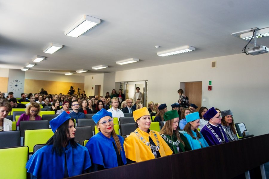 Uczestnicy inauguracji nowego roku akademickiego na Uniwersytecie WSB Merito w Gdyni