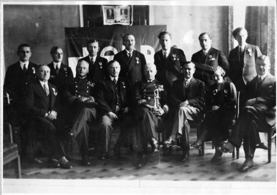 Kontradm.Józef Unrug w latach 30.wśród podkomendnych, siedzi w środku, fot. Muzeum Marynarki Wojennej