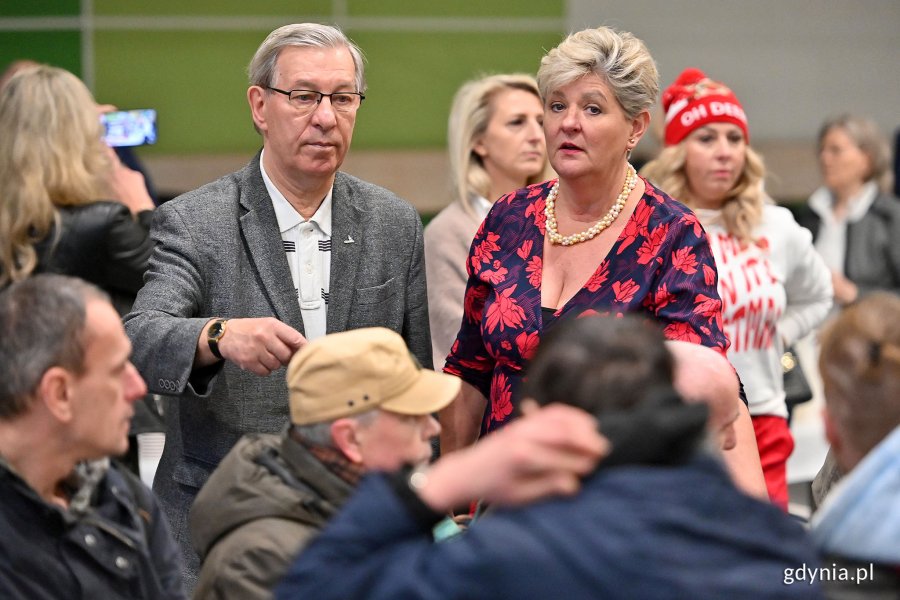 Na zdj. radni Gdyni Zenon Roda i Elżbieta Raczyńska obsługują gości wigilii 