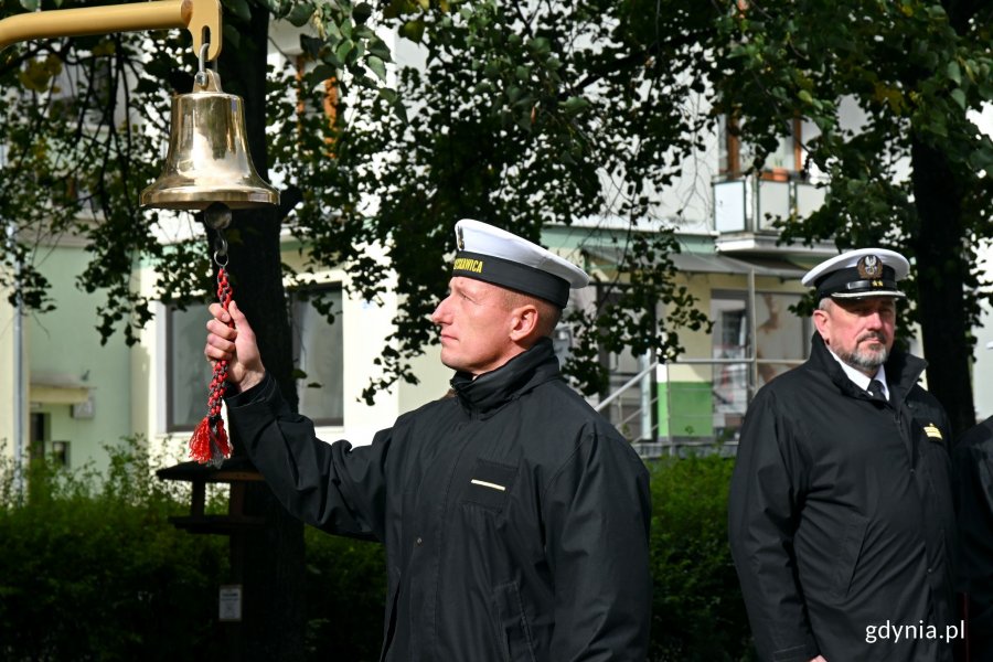 Marynarz wybija szklanki podczas uroczystości z okazji prezentacji muralu stworzonego z okazji 85. rocznicy podniesienia bandery na "Błyskawicy". Na drugim planie: kmdr por. Paweł Ogórek - dowódca "Błyskawicy" // fot. Magdalena Czernek