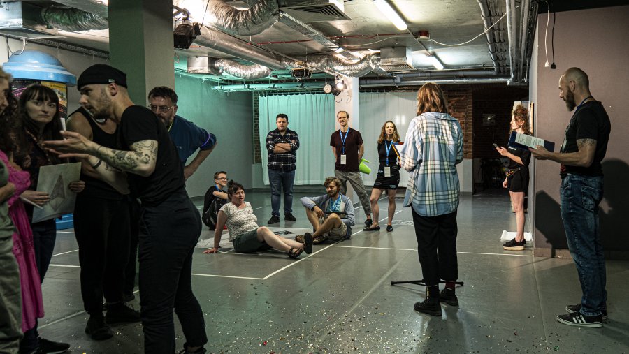Uczestnicy gry parateatralnej // fot. Marzena Chojnowska Teatr Gdynia Główna