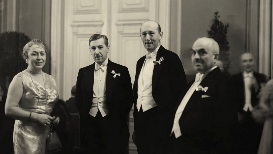E. Kwiatkowski z żoną na przyjęciu, drugi od lewej,  lata 30-te, źródło NAC