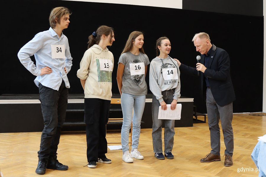Casting do spektaklu „Sekret" w ramach projektu „PaT", na zdjęciu  od lewej: Grzegorz Jach i młodzież z II i V LO w Gdyni (fot. Katarzyna Balcerzak)