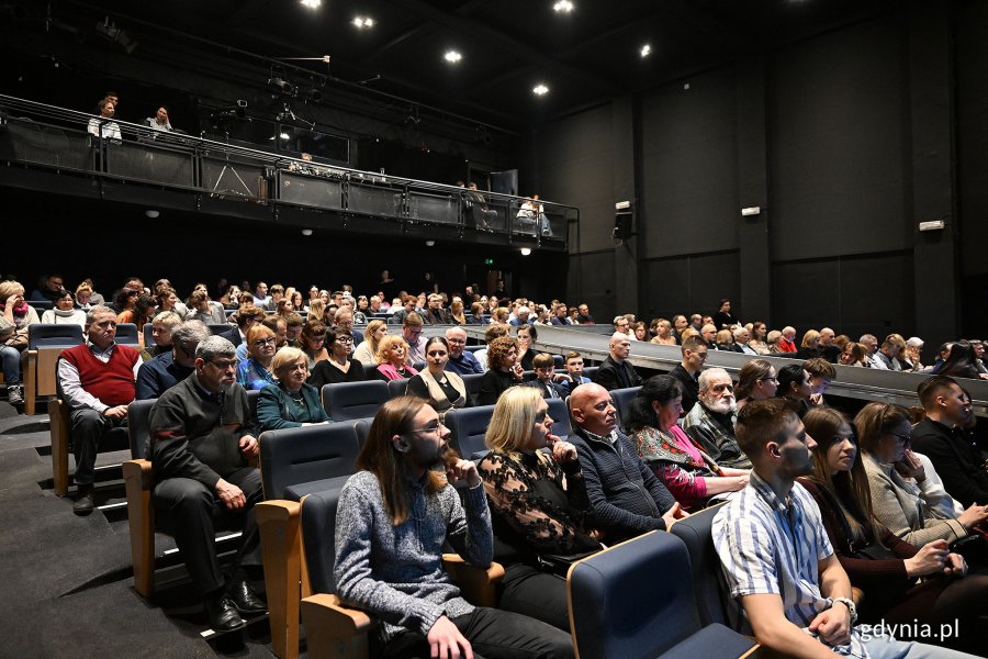 Uczestnicy gali z okazji Międzynarodowego Dnia Teatru siedzący w fotelach 