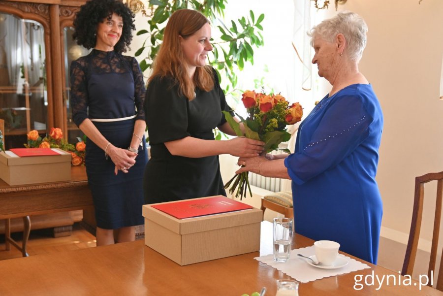 Kwiaty oraz listy gratulacyjne wręczyła prezydent Gdyni Aleksandra Kosiorek (fot. Magdalena Starnawska)