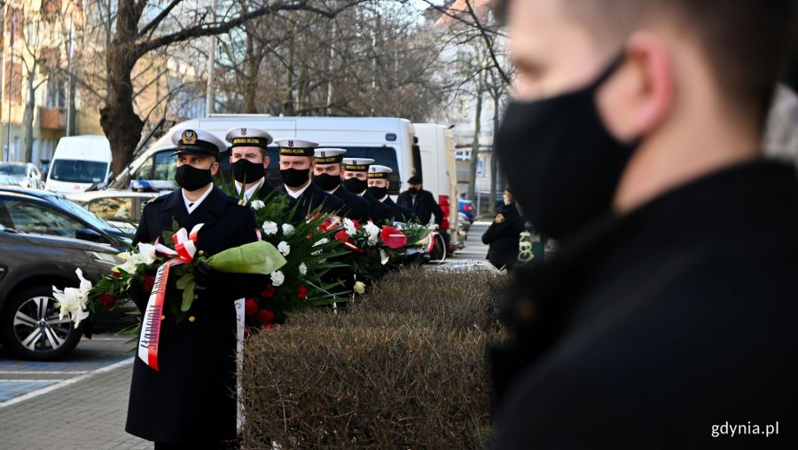 Wieńce przed pomnikiem Ofiar Terroru Komunistycznego, fot. Marcin Mielewski