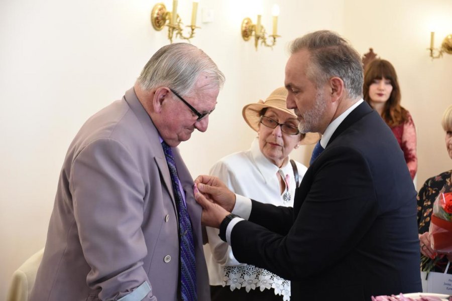 Prezydent Wojciech Szczurek wręczył medale za Długoletnie Pożycie Małżeńskie // fot. Lechosław Dzierżak