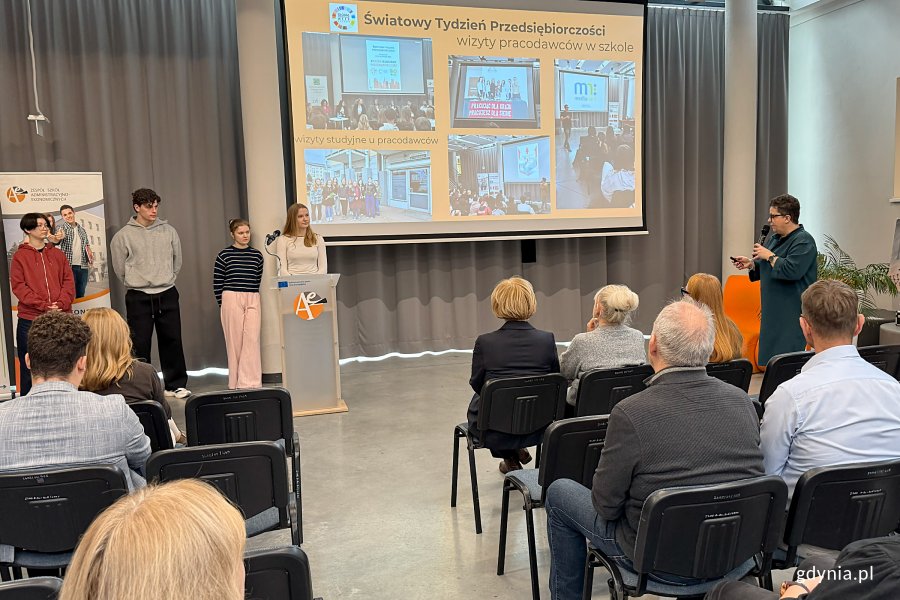 Spotkanie w ZSA-E w Gdyni, na zdjęciu wicedyrektorka ZSA-E Izabela Niewiadomska z uczniami (fot. Katarzyna Balcerzak)