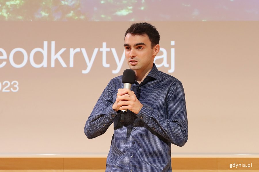 Błękitne Horyzonty 2025 w PPNT w Gdyni. Na zdjęciu absolwent II LO w gdyni Paweł Lemke, który przedstawił prezentację „Vanuatu – nieodkryty raj” (fot. Katarzyna Balcerzak)